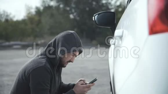 小偷用手机在车视频的预览图