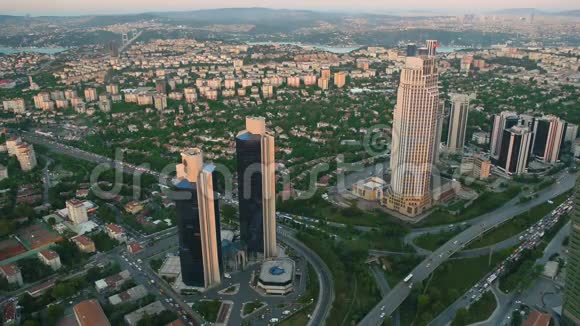 伊斯坦布尔的道路和摩天大楼视频的预览图