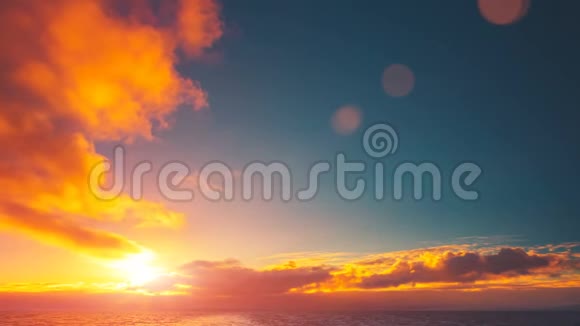 南极洲美丽的云景和夕阳视频的预览图