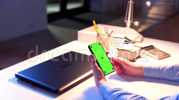 智能手机上有绿色屏幕的女商人视频的预览图
