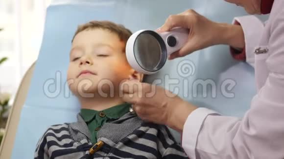 参加调查的孩子医生检查了那个男孩视频的预览图
