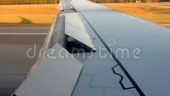 飞机在跑道上降落乘客通过车窗观看视频的预览图