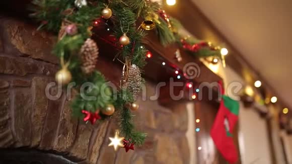 温暖舒适的石壁炉为圣诞节装饰花环长袜花环灯带有装饰的手饰视频的预览图