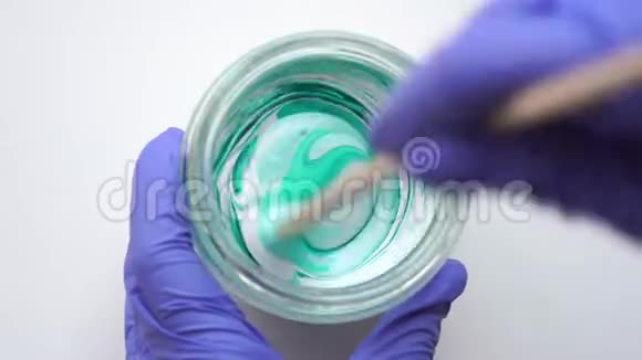 公寓的维修在罐子里搅拌绿色油漆视频的预览图