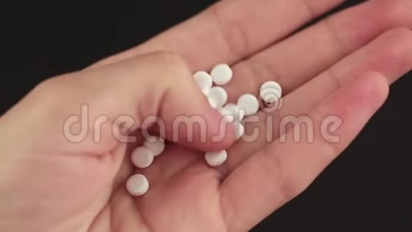一个女人手里拿很多白色的小药丸视频的预览图