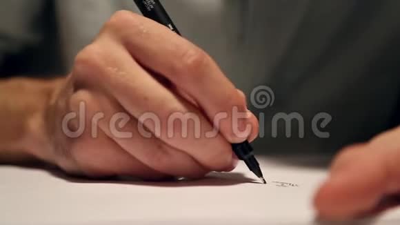 人在白纸上画画或写作商业的宏观镜头穿着衬衫写在桌子后面的纸上视频的预览图