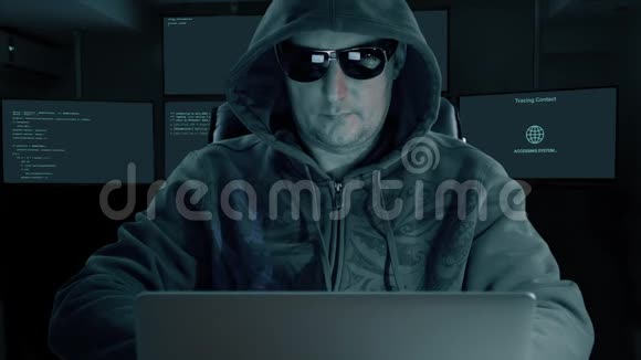 黑客在笔记本电脑上打字在黑暗的夜晚电脑上编码戴着墨镜的人咳嗽视频的预览图