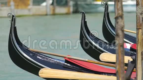 大运河上的黑色贡多拉船的弯曲弓浪漫的气氛威尼斯视频的预览图