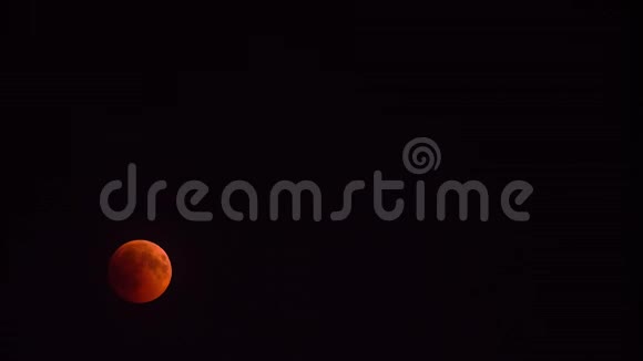 时光流逝夜空中的红月视频的预览图