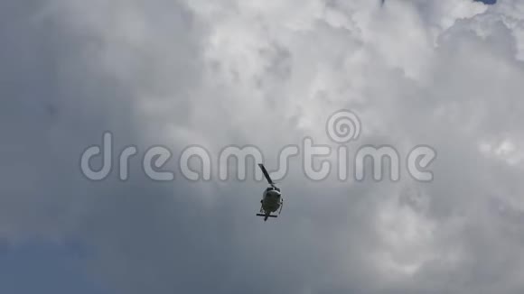 飞行中的警用直升机视频的预览图