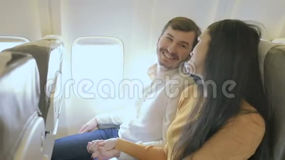 在飞机上快乐的一对夫妇竖起大拇指视频的预览图
