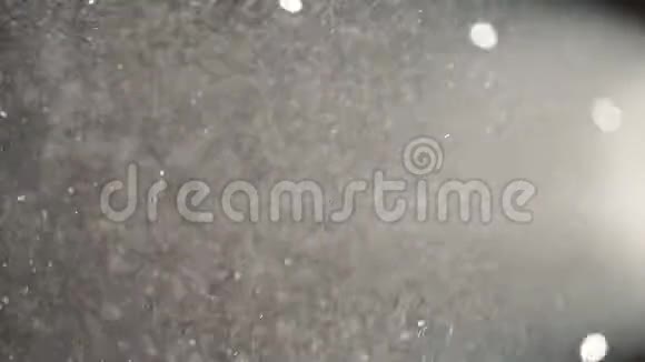 露天迪斯科派对上的烟雾射灯光束中的灰尘视频的预览图