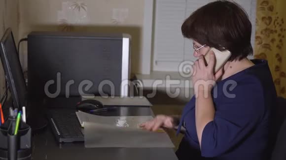 在电脑工作时戴眼镜的女人正在打电话视频的预览图