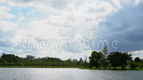 深林中的湖和天空视频的预览图