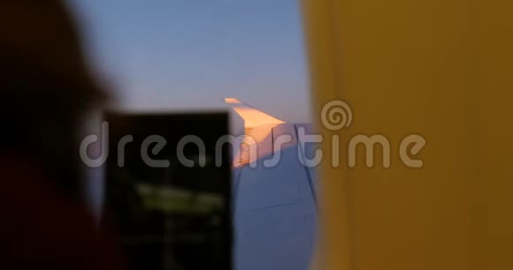 女用飞机翼智能手机拍照视频的预览图