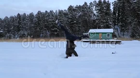 一个冬天的傍晚人们在结冰的湖面上转过头来慢速视频视频的预览图