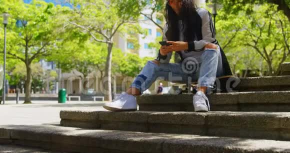 城市中使用手机的女青年舞者视频的预览图