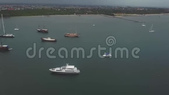 无人驾驶飞机飞过帆船视频的预览图