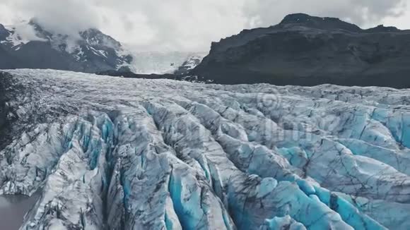 空中俯视白色冰川山脊与黑色灰烬视频的预览图