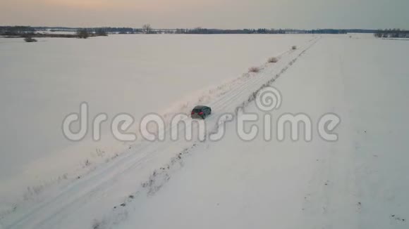 汽车在冬季行驶视频的预览图