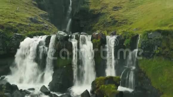冰岛夏季观光客鸟瞰瀑布视频的预览图