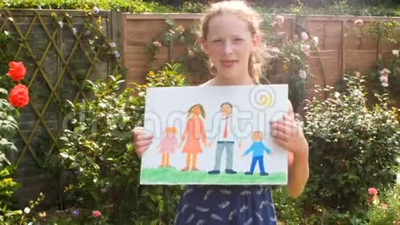 一个年轻女孩举着她的家庭形象视频的预览图