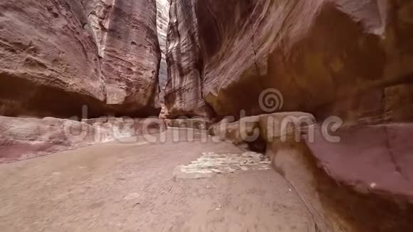 在约旦佩特拉市的峡谷里散步视频的预览图
