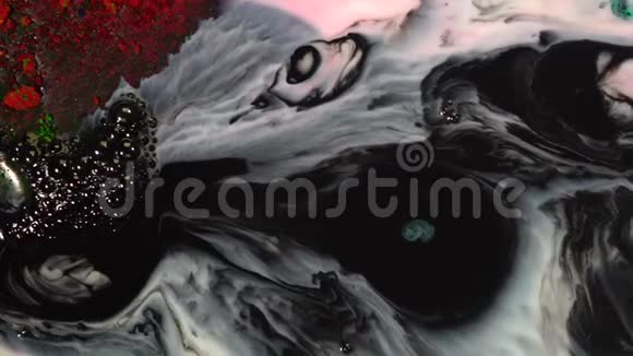 混合黑白油漆的特写抽象的油漆背景视频的预览图