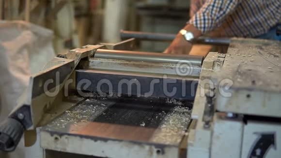 木工在木工机械上工作木材的研磨和加工视频的预览图
