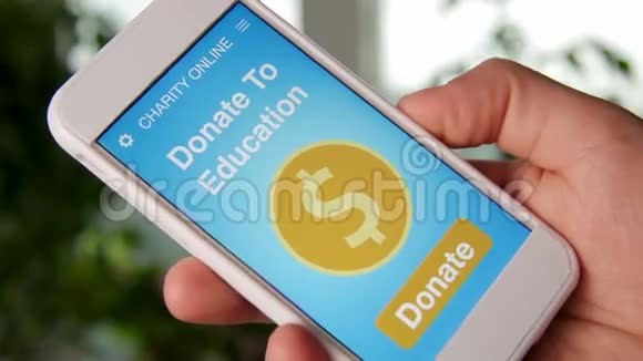 利用智能手机上的慈善应用为教育做在线捐赠的人视频的预览图