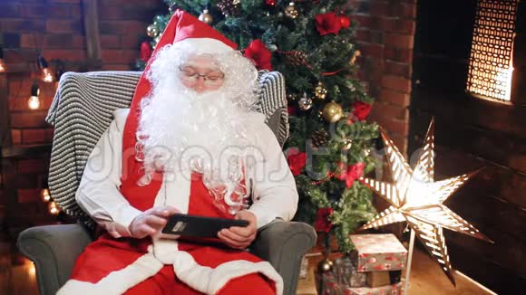 圣诞老人看着平板电脑视频的预览图