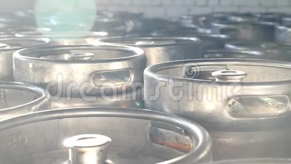 啤酒桶在阳光下站在一起在啤酒厂准备装运的批发仓库中的钢桶4k视频的预览图
