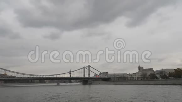 莫斯科河上的克里姆斯基桥沿着莫斯科河走桥下有通道视频的预览图