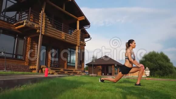 一位身材苗条穿着运动服的美女正准备在家附近的草坪上开始训练视频的预览图