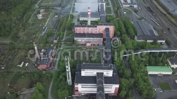 一个巨大的工业厂区老建筑被森林包围空中观景视频的预览图