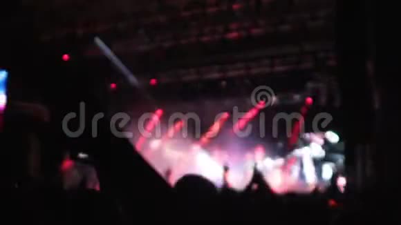 歌迷们用明亮的激光拍摄了令人惊叹的音乐表演视频的预览图