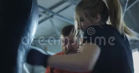 教练训练女孩拳击视频的预览图