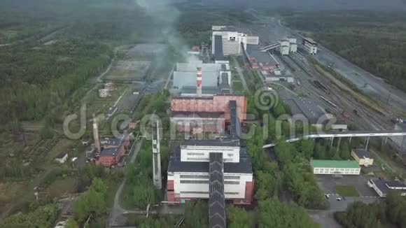 一个巨大的工业厂区老建筑被森林包围空中观景视频的预览图
