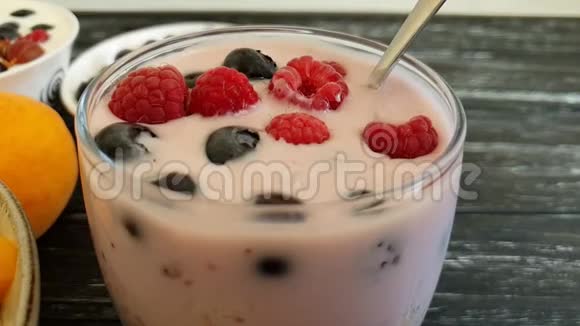 白干酪酸奶草莓慢动作午餐蓝莓健康传统吃白色木质背景视频的预览图