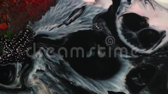 混合黑白油漆的特写抽象的油漆背景视频的预览图