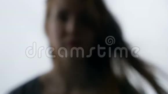 年轻女子的脸部特写视频的预览图