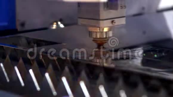 切割金属火花从激光上飞来剪辑激光切割机技术工业激光切割加工视频的预览图