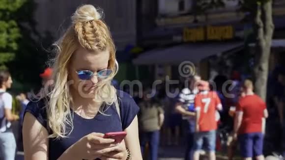 戴太阳镜的年轻女孩用电话视频的预览图