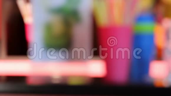 站在柜台上的彩色塑料眼镜酒吧服务员倒果汁派对视频的预览图