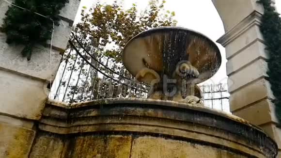马泰拉的老喷泉水落下来水滴反弹历史纪念碑和视频的预览图