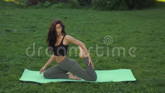 有趣的视频关于年轻女子做瑜伽锻炼和愚弄户外公园早上视频的预览图