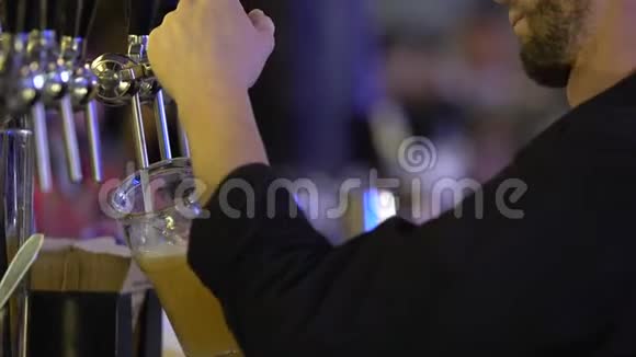 专业的酒吧老板斟满一杯未经过滤的小麦啤酒倒法视频的预览图