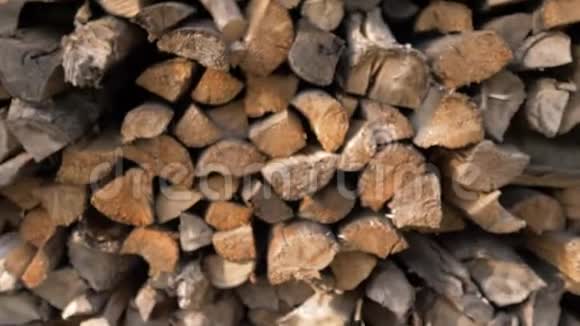 木柴在木堆中整齐地分层视频的预览图