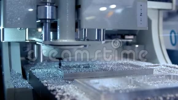 钻孔和金属加工一个小钻头磨碎金属中的空间车间切割钣金现代工具视频的预览图