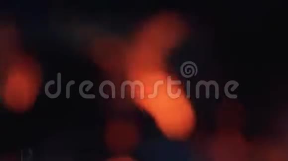 火在不同的自动聚焦与美丽的波克在黑暗中在明亮的火焰中燃烧木材近距离动态的场景色调的视频视频的预览图